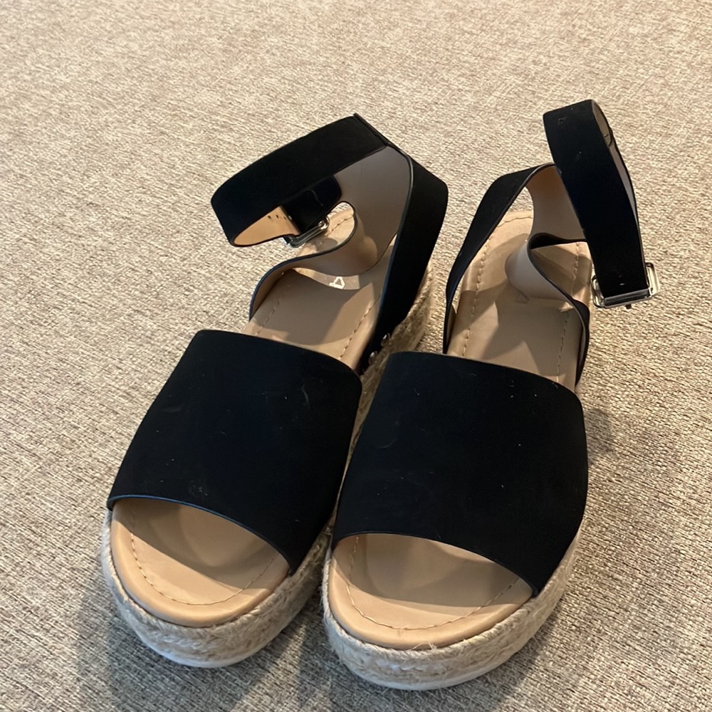 SZ 9 SODA BLACK VELVET ANKLE FASTENER SANDALS IN NICE USED CONDITION - Picture 5 of 5